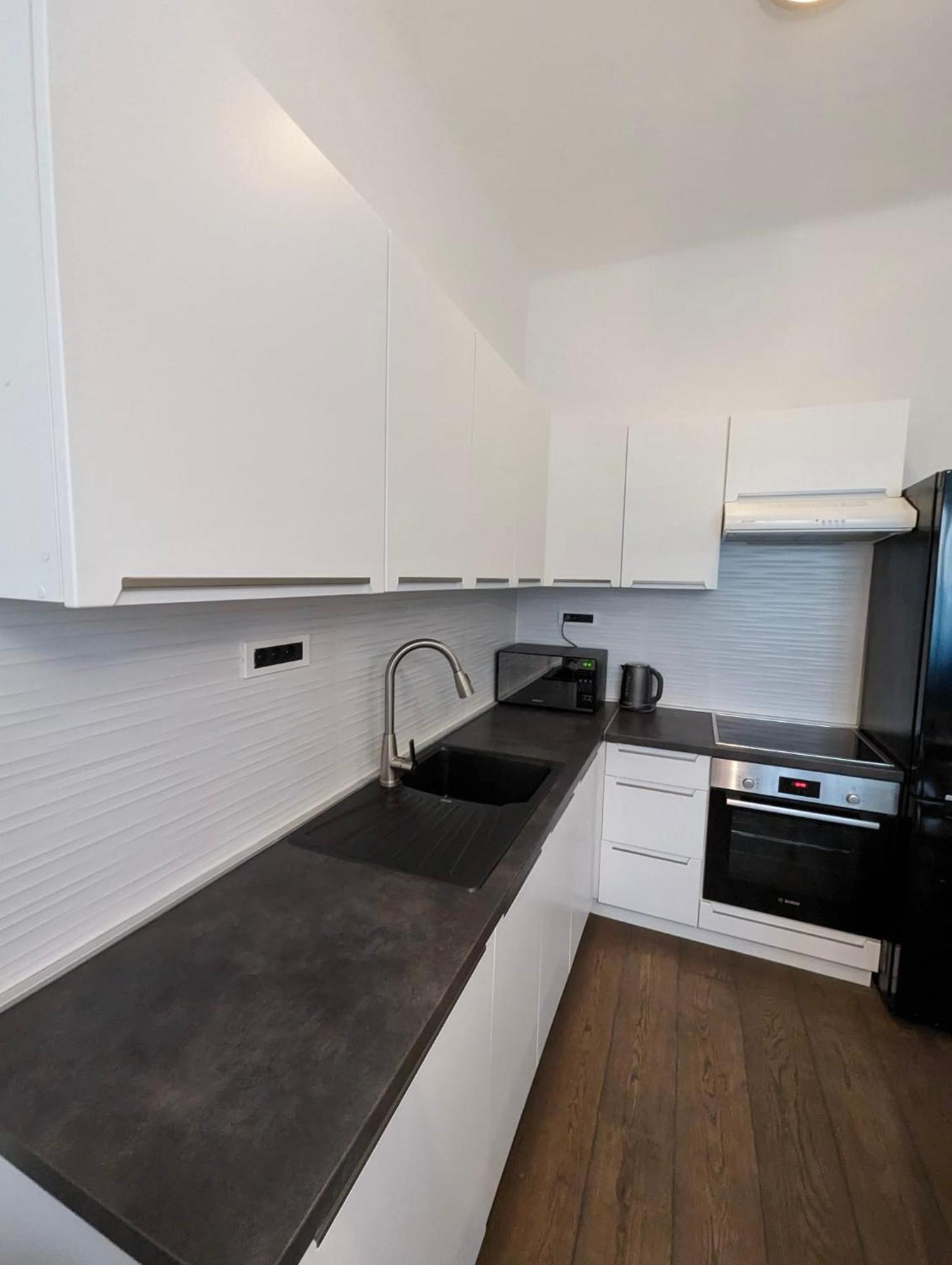 זאגרב Fantabulous Downtown Abode W King Bed, 65" Tv, Washer And Tumble Dryer מראה חיצוני תמונה